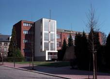 Zkladn kola Habrmanova, budova od architekta Vojtcha Vanickho, fotografovno na jae 2000