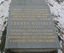 File:Socha Zdeka Nejedlho (Litomyl), ped kolou.JPG