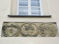 Cholina, kostel, erby.jpg