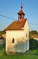 http://upload.wikimedia.org/wikipedia/commons/b/b0/Kaple_na_k%C5%99i%C5%BEovatce_uprost%C5%99ed_obce%2C_Kandia%2C_La%C5%A1kov%2C_okres_Prost%C4%9Bjov.jpg