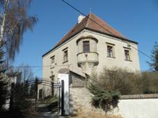 Pomrn zachoval renesann tvrz v Unovicch, vyuvan jako sprvn budova zemdlskho drustva. Pohled z jihozpadu na okrouhl ark.