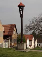 Hostín - náves se zvoničkou v okolí statku čp. 52 (1).jpg