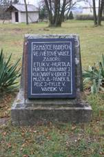 Krauzovna (Kly), pomnk, prav tabule.jpg