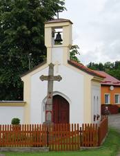 Kaple a kříž ve vesnici