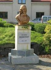 https://upload.wikimedia.org/wikipedia/commons/d/da/Pomn%C3%ADk_Jana_Amose_Komensk%C3%A9ho_v_Komensk%C3%A9ho_sadech_v_Bakov%C4%9B_nad_Jizerou_%28Q66564608%29_01.jpg