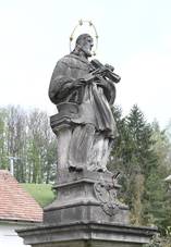 https://upload.wikimedia.org/wikipedia/commons/thumb/f/f6/Doln%C3%AD-Krup%C3%A1%28MB%29-socha-Jana-Nepomuck%C3%A9ho2019.jpg/800px-Doln%C3%AD-Krup%C3%A1%28MB%29-socha-Jana-Nepomuck%C3%A9ho2019.jpg