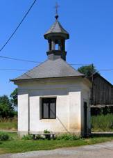 Kaplička v místní části Býčina