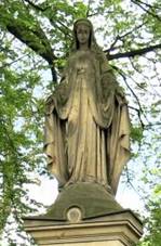 https://upload.wikimedia.org/wikipedia/commons/2/2d/Socha_Panny_Marie_pod_kostelem_v_Skalsku_%28Q107164429%29_01.jpg