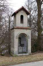 https://upload.wikimedia.org/wikipedia/commons/thumb/9/9a/Valovice%2C_kapli%C4%8Dka_%282%29.jpg/800px-Valovice%2C_kapli%C4%8Dka_%282%29.jpg