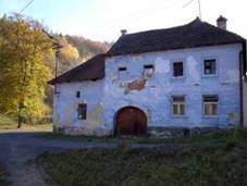 http://www.volny.cz/spol.renata/foto/stezka/nahledy/Velka%20Roudka%20-%20nejstarsi%20staveni1.jpg