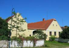 File:Jaromerice nR bonov naves.jpg