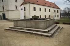 https://upload.wikimedia.org/wikipedia/commons/thumb/5/50/Fountain_near_Budkov_Chateau_in_Budkov%2C_T%C5%99eb%C3%AD%C4%8D_District.JPG/1280px-Fountain_near_Budkov_Chateau_in_Budkov%2C_T%C5%99eb%C3%AD%C4%8D_District.JPG