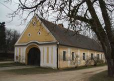 https://upload.wikimedia.org/wikipedia/commons/thumb/2/26/Barn_near_Budkov_Chateau_in_Budkov%2C_T%C5%99eb%C3%AD%C4%8D_District.JPG/1280px-Barn_near_Budkov_Chateau_in_Budkov%2C_T%C5%99eb%C3%AD%C4%8D_District.JPG