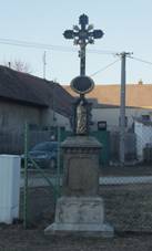 https://upload.wikimedia.org/wikipedia/commons/thumb/b/b0/Overview_of_wayside_cross_in_V%C3%ADcenice%2C_T%C5%99eb%C3%AD%C4%8D_District.jpg/800px-Overview_of_wayside_cross_in_V%C3%ADcenice%2C_T%C5%99eb%C3%AD%C4%8D_District.jpg