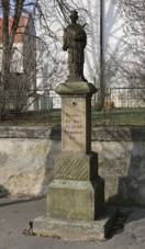 Horn Kounice - socha Jana Nepomuckho u kostela.jpg