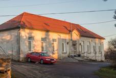 Budova koly v Miroslavskch Knnicch 01.jpg