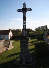 Cemetery cross in Mysliboice, Teb District.JPG