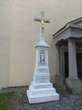 Cross near church of the Assumption in Rouchovany, Teb District.JPG