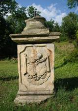 Zamek Korozluky sokl.JPG