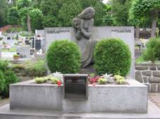 Hronov -Jirásek's Grave.jpg