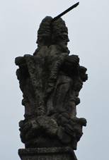 Sloup se sochou Trojice boží Bolestné z roku 1715 v Nejdku (2).jpg