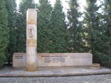 Kamenn pamtnk (ve tvaru leatho kvdru) uctvajc obti nmeck okupace stojc na nzkm vydldnm podstavci v zti ped jehlinatmi stromy. V lev sti pomnku je ped pomnk vystupujc kameninov pil (dosahujc asi trojnsobn vky oproti ostatnm prvkm pomnku), na kterm je plastika sepnutch rukou. Vlevo ped pamtnkem je na kameninov zkladn kameninov miska.