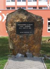 Pomnk osvobozen Rudou armdou v Mokov v podob kamennho monolitu, do nj je z pedn strany vytesna pticp hvzda a pod n zasazena tabule s npisem Podkovn a lsku Rud armd za 6. kvten 1945 Oban Mokova 1974. K pomnku vede pina ze ed zbarven zmkov dlaby. Vpravo od pomnku je kmen borovice. Kolem pomnku je trvnk. V pozad je budova mokovsk zkladn koly.