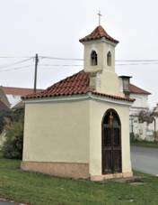 Kaple na nvsi v Bati (Q104872719).jpg