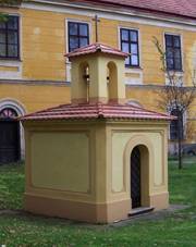 Vokovice, Ke dvoru, zvonika a p. 17.jpg