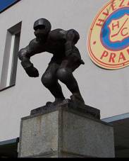 Zimn stadion Hvzda, socha a logo.jpg