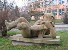 Plastika Lec ena v Praze-Vokovicch (Q64815968) 01.jpg