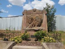 Domaelice, pomnk.JPG