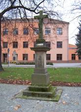 Olany u Prostjova, k mezi kostelem a kolou.jpg