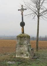 Kříž v poli severně od Černiva (Q78790055) 01.jpg