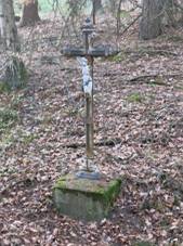 Kříž u lesní cesty severozápadně od Jeviněvsi (Q66564815) 02.jpg