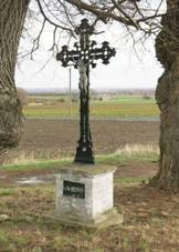 Kříž u polní cesty jižně od Jeviněvsi (Q66564811) 01.jpg
