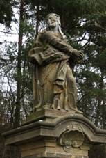 Kamenné Žehrovice, socha Panny Marie Bolestné proti vchodu na hřbitov.jpg