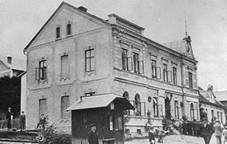 Nrodn dm roku 1926, kter postavil Katolick tensko zbavn spolek Svatopluk v roce 1900 na pozemku bval erbovn rychty, odkoupenm ve stejnm roce od Terezie Langrov