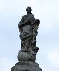 Klášter, socha Panny Marie Immaculaty.jpg