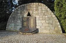 File:2018 08 . Tn pomnk letcm.jpg