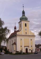 N�m�st� ve Veversk� B�t��ce s kostelem svat�ho Jakuba