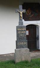 Wayside cross near chapel of Mary Magdalene in Jasenice, Teb District.JPG