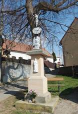 Bystice pod Lopenkem, k vchod.JPG