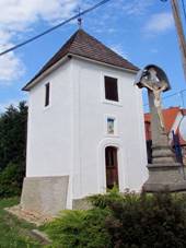 Overview of chapel in Peckov, Teb District.JPG