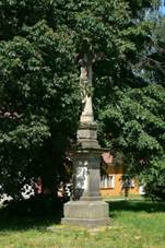 Socha ukiovanho Krista ped kostelem