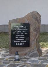 Kenovice (okres Vykov) - pamtn deska u hbitova.jpg