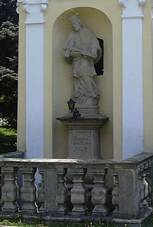 Zvonice se sokou sv. Jana Nepomuckho a sv. Floriana.jpg