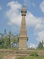 File:�erot�nsk� pomn�k s erbem - Brand�s nad Orlic�.JPG