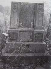 Dlouhá - pomník obětem 1. světové války | rozvalený pomník padlým v roce 1992