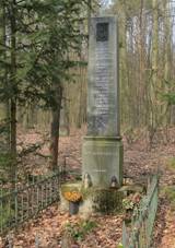 Kravsko, pomnk v lese.jpg